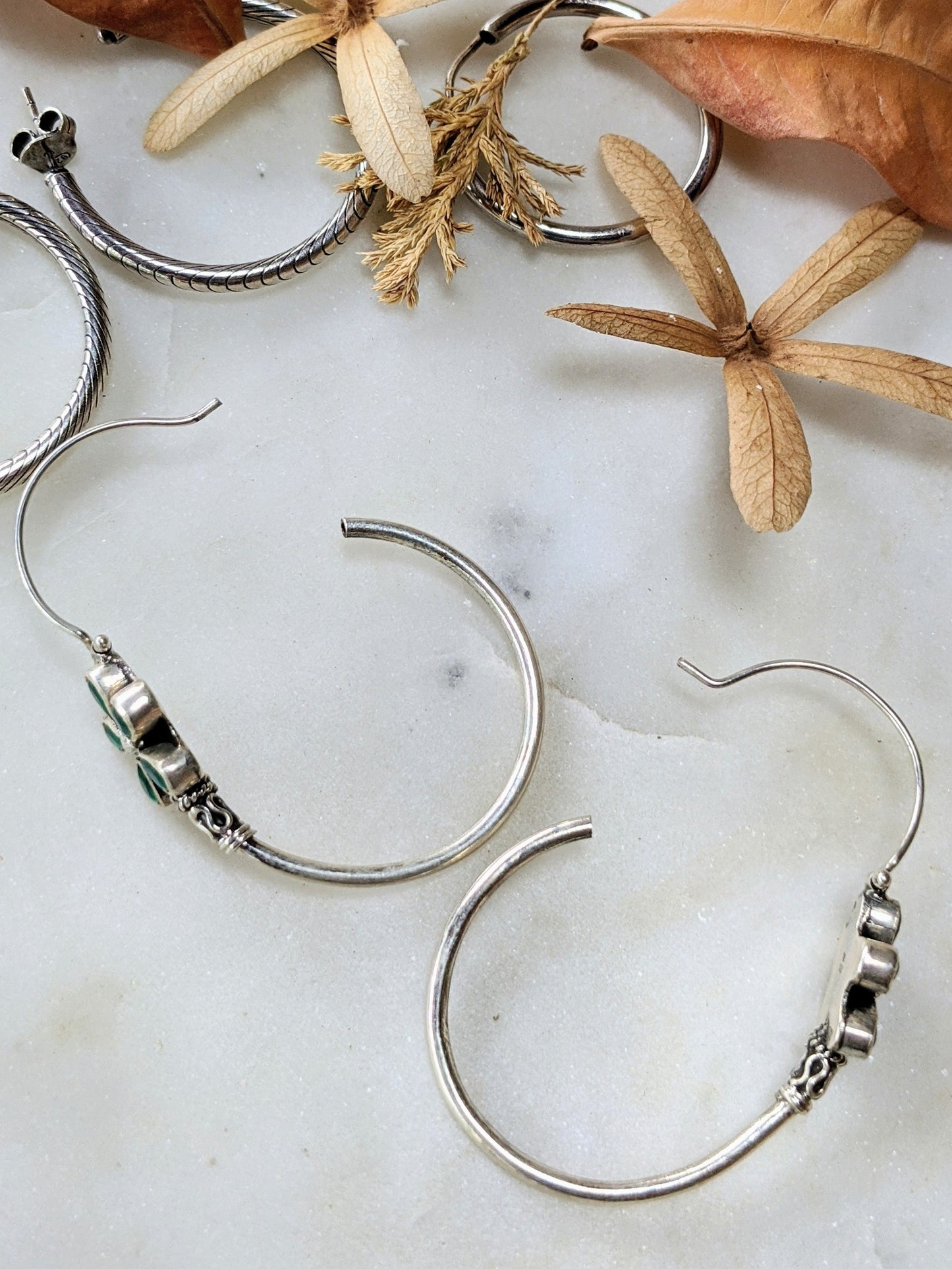 Suman - 925 Sterling Silver blue floral hoop earring