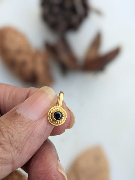 Gold polished dark blue stone clip on nosepin