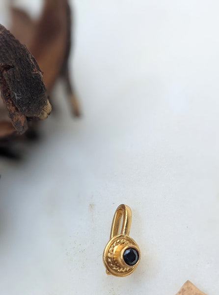 Gold polished dark blue stone clip on nosepin
