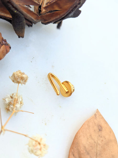 Gold polished dark blue stone clip on nosepin