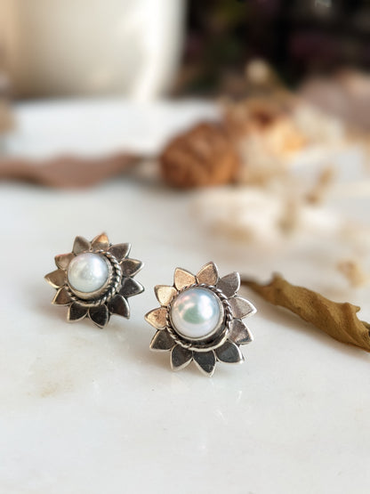 925 Sterling Silver and pearl stud earring