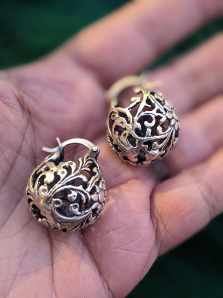 925 Sterling silver ball hoop earrings with a delicate floral design. The earrings are made of a filigree pattern and have oxidised finish.