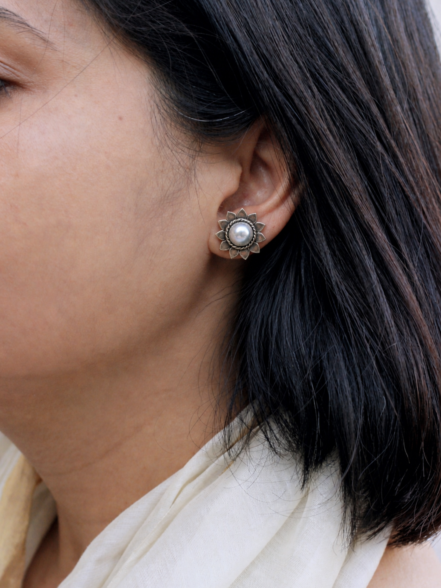 925 Sterling Silver and pearl stud earring