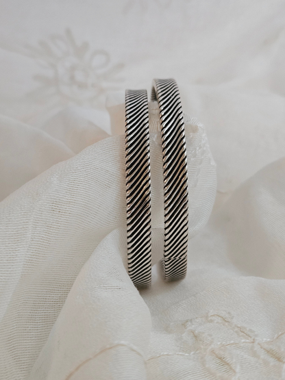925 Sterling Silver Oxidized Kada – Diagonal Ribbed Bangle Cuff