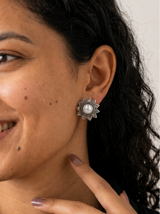 925 Sterling Silver and pearl stud earring