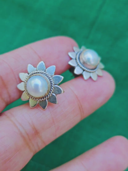 925 Sterling Silver and pearl stud earring