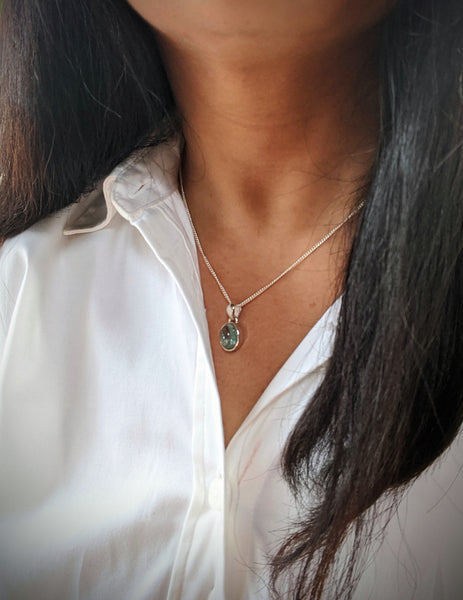 Aquamarine pendant in silver chain