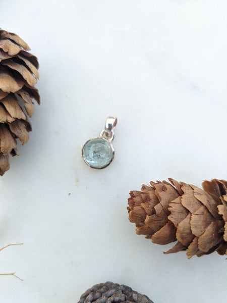 Aquamarine pendant in silver chain