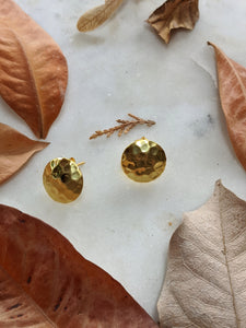 Round hammered finish gold polish stud