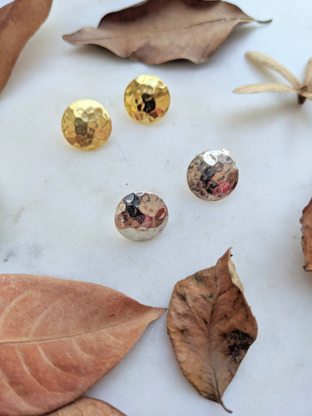 Round hammered finish gold polish stud