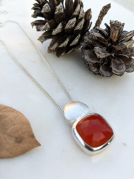 Carnelian pendant in silver chain